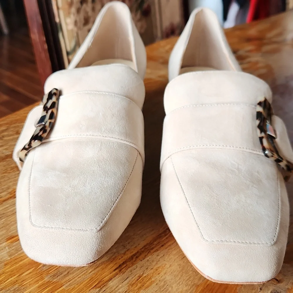 Deltan sz 9 Veronica‎ Suede Tortoise Buckle Flared Block Heel Pumps Cream